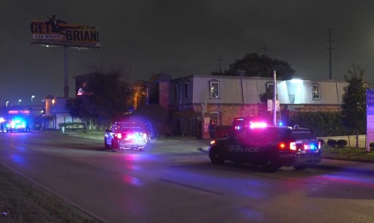 La Policía encontró a la víctima con una herida de bala en una vereda de Houston: poco después se confirmó su muerte. La Policía encontró a la víctima con una herida de bala en una vereda de Houston: poco después se confirmó su muerte.