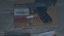 El arma calibre 22 secuestrada tras los allanamientos. El arma calibre 22 secuestrada tras los allanamientos.