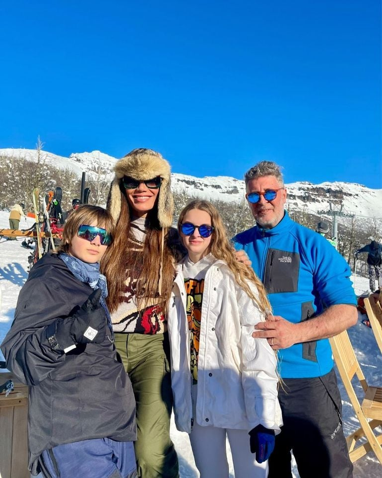 Flor de la V y su familia. Flor de la V y su familia.