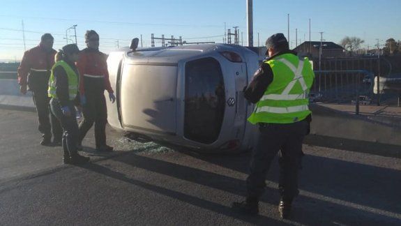 La encandiló el sol y terminó volcando sobre la Ruta 7