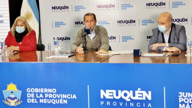 La ministra de Desarrollo Social y Trabajo, Adriana Figueroa; el gobernador, Omar Gutiérrez, y el jefe de Gabinete, Sebastián González.