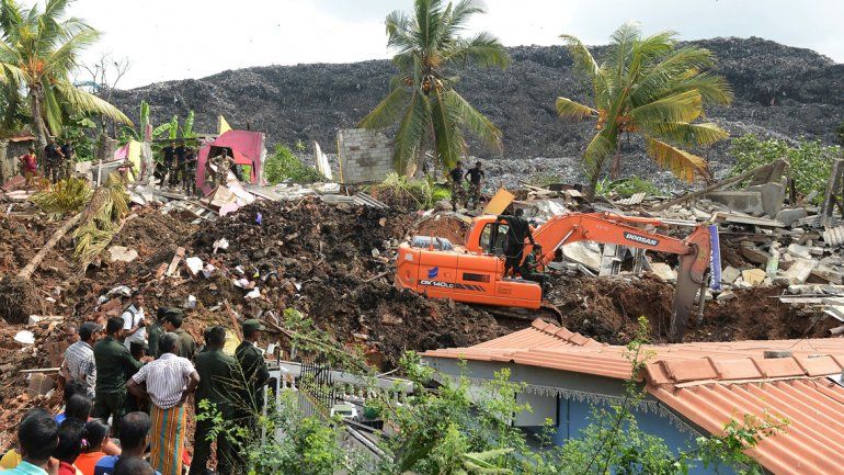 Se desmoronó un vertedero de basura y cayó sobre las casas.