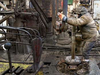Hasta 200 horas extras al mes: la clave del salario petrolero. Un contador de Neuquén revela qué variables disparan el recibo a más de $9M brutos.