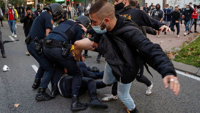 Manifestantes le dan una paliza a un agente antidisturbios
