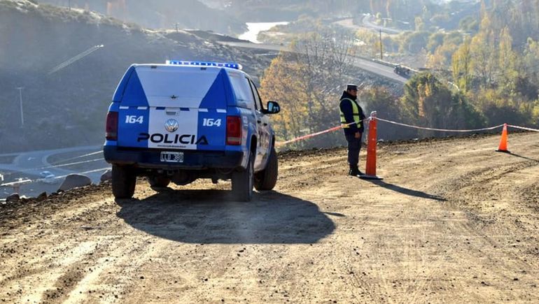 La Policía investiga si el vuelco tuvo que ver con una picada.