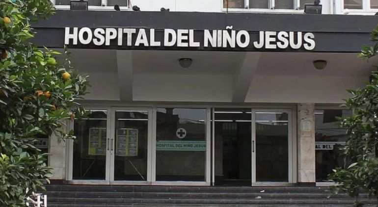 El estado de salud de la beba permanece bajo observación médica mientras avanza la investigación.