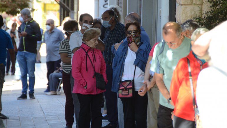 Enojo y molestia por las largas filas para aplicar la vacuna antigripal