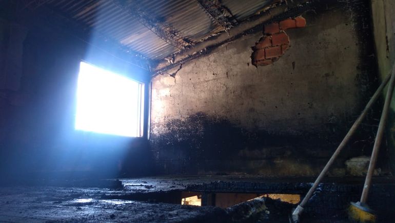 Una familia se quedó con lo puesto a causa del incendio de su casa