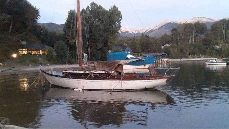 Buzos de San Antonio lograron reflotar un velero hundido en el Nahuel Huapi