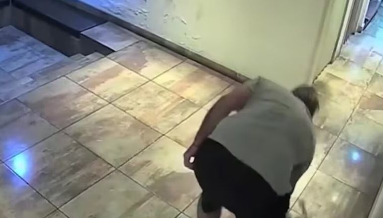 El perro fue atacado dentro de un edificio y el video registrado por cámaras permitió avanzar con la denuncia penal.