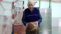 Don Julio Tort, con 91 años, volvió a encestar en una noche histórica de básquet.