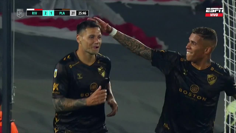 Mauro Zárate fue agredido por hinchas de River y se desquitó en Instagram