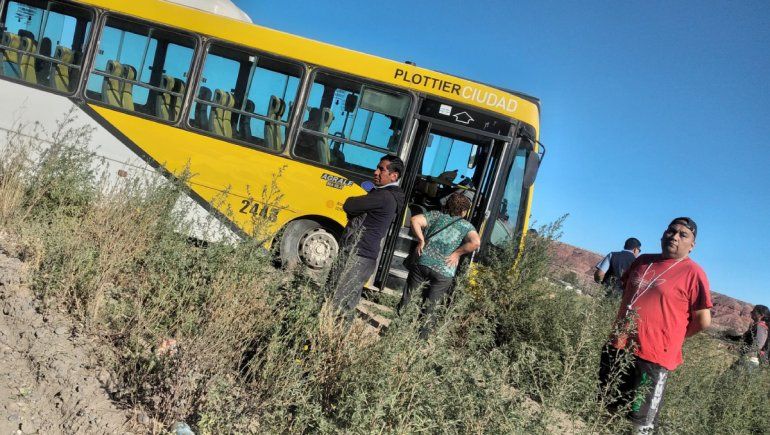 Marcha de pasajeros del colectivo accidentado: Acá lo que hubo es negligencia
