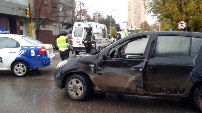 Motociclista pasó en rojo y terminó en el hospital