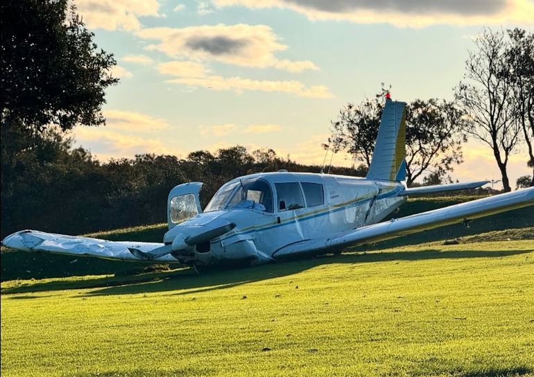 Dramático aterrizaje de emergencia de una avioneta en medio de un campo de golf en Australia. Dramático aterrizaje de emergencia de una avioneta en medio de un campo de golf en Australia.