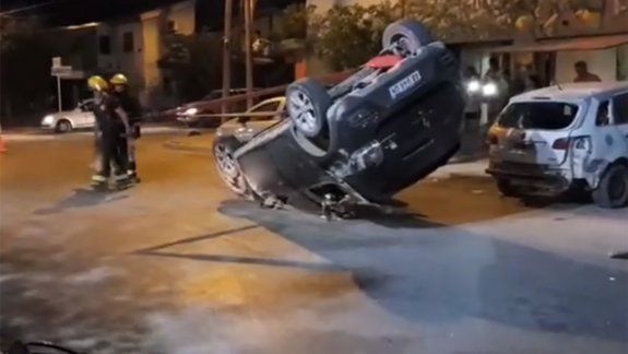 perdio el control de su auto y choco todo lo que estaba a su paso