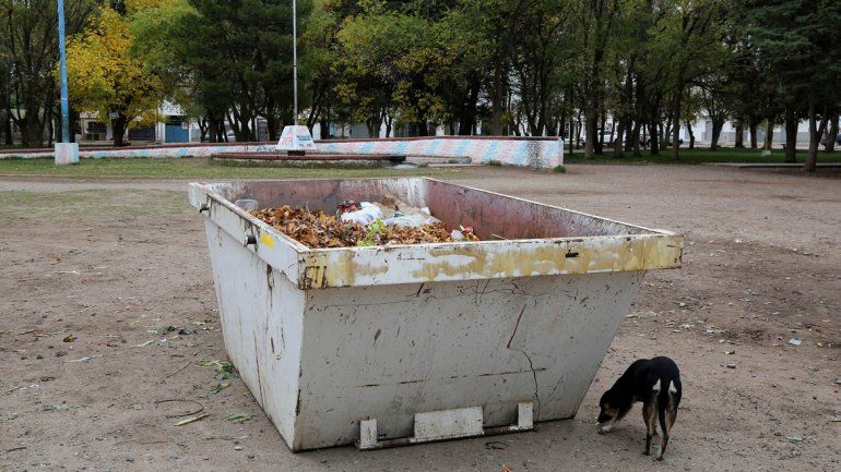En algunos sectores de la ciudad el paisaje es desolador. Los contenedores ya funcionan en los barrios.