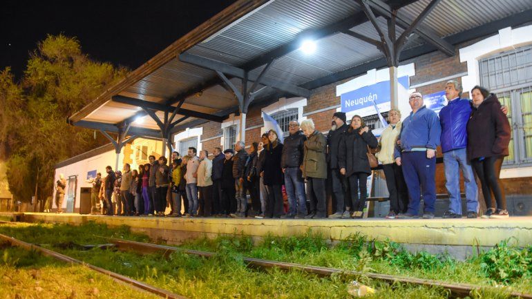 Hicieron un abrazo simbólico para pedir la extensión del tren