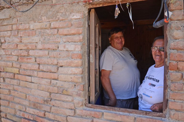 Armando y Adela se conocieron frente a la vieja Terminal de colectivos cuando se ubicaba sobre la calle Mitre. Se casaron y tuvieron tres hijas. Nunca más se separaron. 