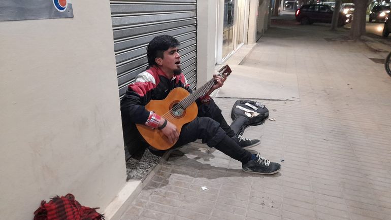 En la calle con su guitarra: el recuerdo de Matías, el neuquino asesinado en Bolivia