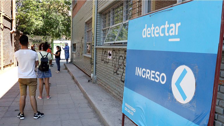 No dan abasto con los testeos de COVID en la capital neuquina