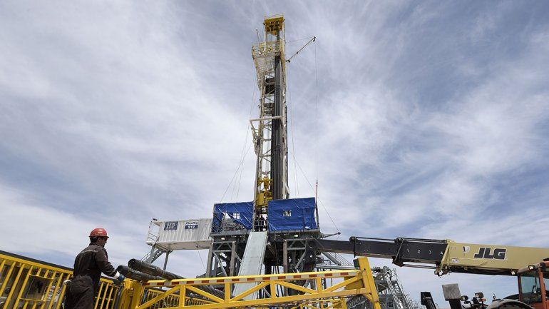 YPF construirá dos plantas más y quiere procesar 150 mil barriles más en Vaca Muerta