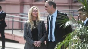 Llegan Manuel Adorni y Karina Milei a Neuquén con un sorpresivo desembarco en Vaca Muerta | LM Neuquen Llegan Manuel Adorni y Karina Milei a Neuquén con un sorpresivo desembarco en Vaca Muerta