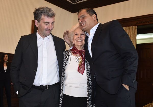 Estela de Carlotto y su nieto visitan las islas Galápagos