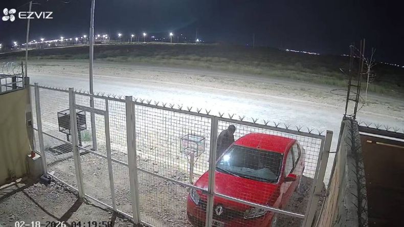 Un grupo de delincuentes atacó el Distrito 7. | LM Neuquen Un grupo de delincuentes atacó el Distrito 7.