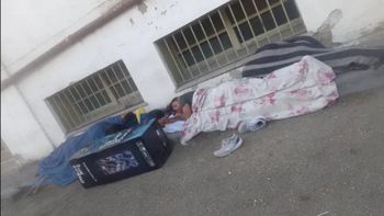 Ivana, la madre de Juan de la Cruz Aguilar, llegó a dormir en un colchón ern la vereda del hospital regional de Comodoro Rivadavia, en Chubut. Ivana, la madre de Juan de la Cruz Aguilar, llegó a dormir en un colchón ern la vereda del hospital regional de Comodoro Rivadavia, en Chubut.