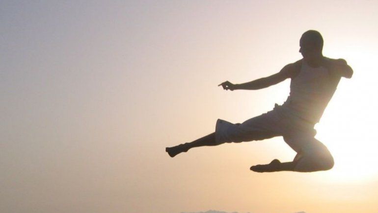 Twitter: derribó a ladrones al mejor estilo de Jackie Chan