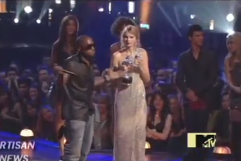 Kanye West interrumpiendo la entrega de un Grammy a Tylor Swift en 2009 Kanye West interrumpiendo la entrega de un Grammy a Tylor Swift en 2009