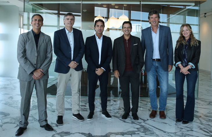 Cristian Ferme, Responsable Comercial de Google Cloud para cuentas estratégicas; Fernando Mollón, Head de Argentina, Chile, Colombia, Perú, Uruguay, Centroamérica y el Caribe; Mauro Cercos, Gerente General de YPF Digital; Eduardo López, Presidente de Google Cloud para América Latina; Guillermo Garat, presidente de YPF Digital; Natalia Scaliter, Gerente General de Google Cloud Argentina. Cristian Ferme, Responsable Comercial de Google Cloud para cuentas estratégicas; Fernando Mollón, Head de Argentina, Chile, Colombia, Perú, Uruguay, Centroamérica y el Caribe; Mauro Cercos, Gerente General de YPF Digital; Eduardo López, Presidente de Google Cloud para América Latina; Guillermo Garat, presidente de YPF Digital; Natalia Scaliter, Gerente General de Google Cloud Argentina.
