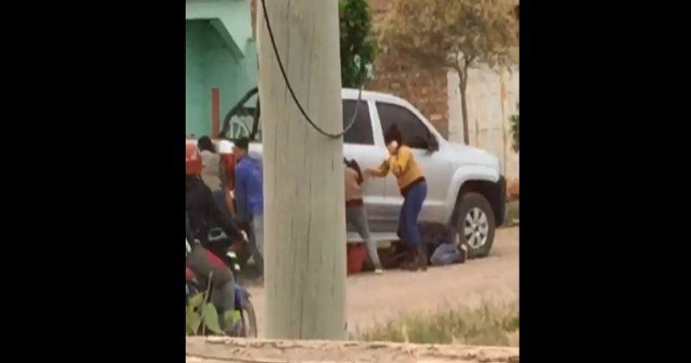 Varios vecinos participaron del rescate tras el accidente para sacarla de abajo de la Amarok.