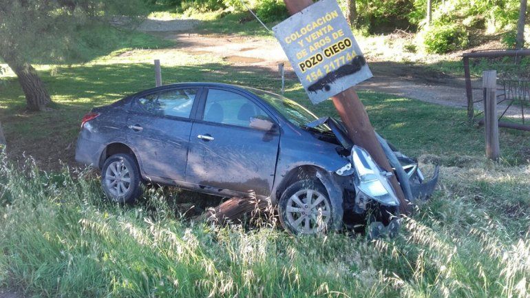 Un auto chocó un poste luz y ahora sostiene el tendido eléctrico