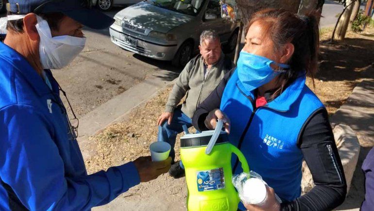 Barrios de Pie llevó café y agua a las largas filas del Oeste