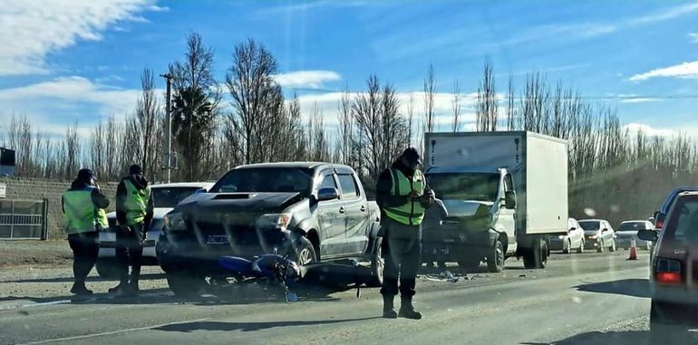 Un motociclista se salvó de milagro tras el choque en cadena.