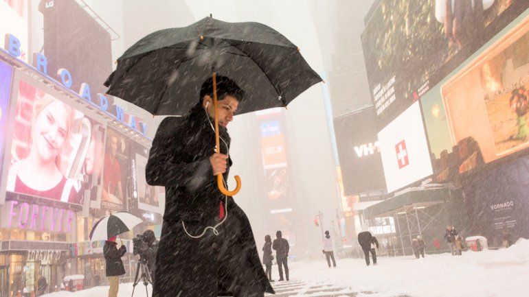 Copiosa caída de nieve y fuertes vientos hacen estragos en la ciudad de Nueva York. &nbsp;Piden a los vecinos que busquen refugio. Hay peligro de muertes.