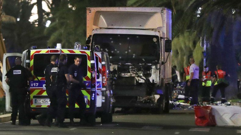 Las autoridades confirmaron que se trató de un atentado. Ocurrió en Niza, al final de los festejos del feriado por la Toma de la Bastilla. El chofer murió.