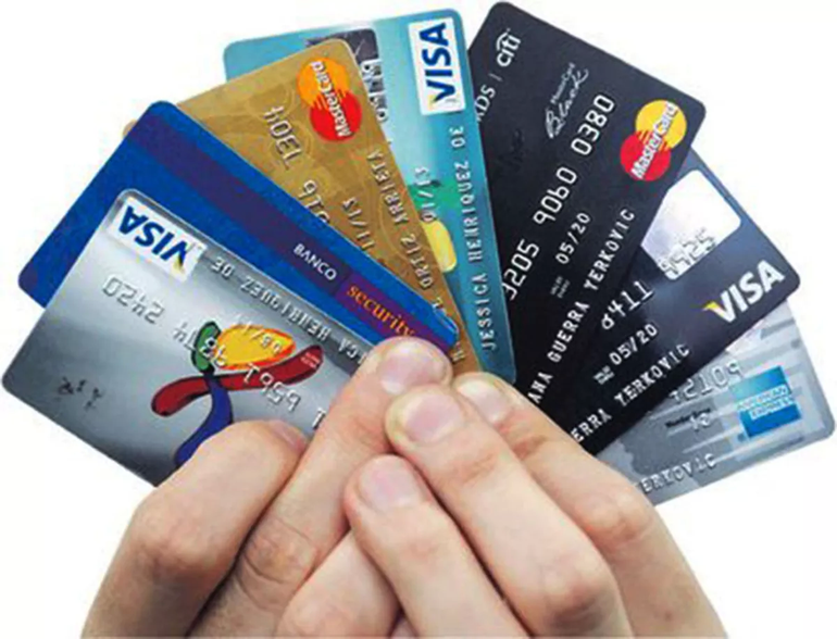 Los cambios de las tarjetas de crédito tras el DNU de Javier Milei.