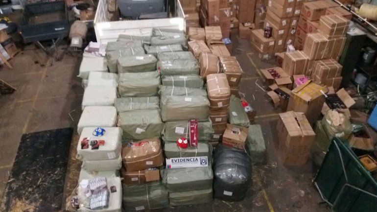 Parte de la mercadería transportada en cuatro camiones.