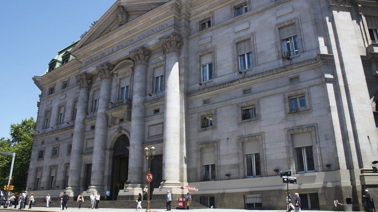 Ahora, el BCRA dispuso que en efectivo sólo se podrá comprar hasta 500 dólares por mes