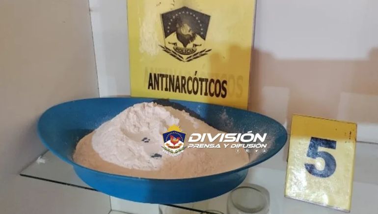 Los allanamientos se realizaron luego de denuncias a través de la app Neuquén Te Cuida. Entre otras cosas, la Policía secuestró medio kilo de cocaína.