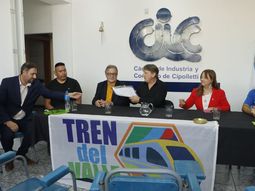 Odarda, Bunter, Brevi y el resto de los representantes, en la conferencia por la presentación de la Acción de Amparo para que el Tren del Valle vuelva a Cipolletti. 