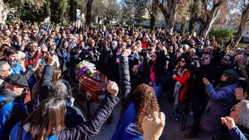 mas de 300 personas despidieron a lolin rigoni, la ultima de las madres de plaza de mayo de neuquen