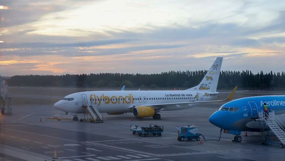 Mientras reparan el avión en la pista
