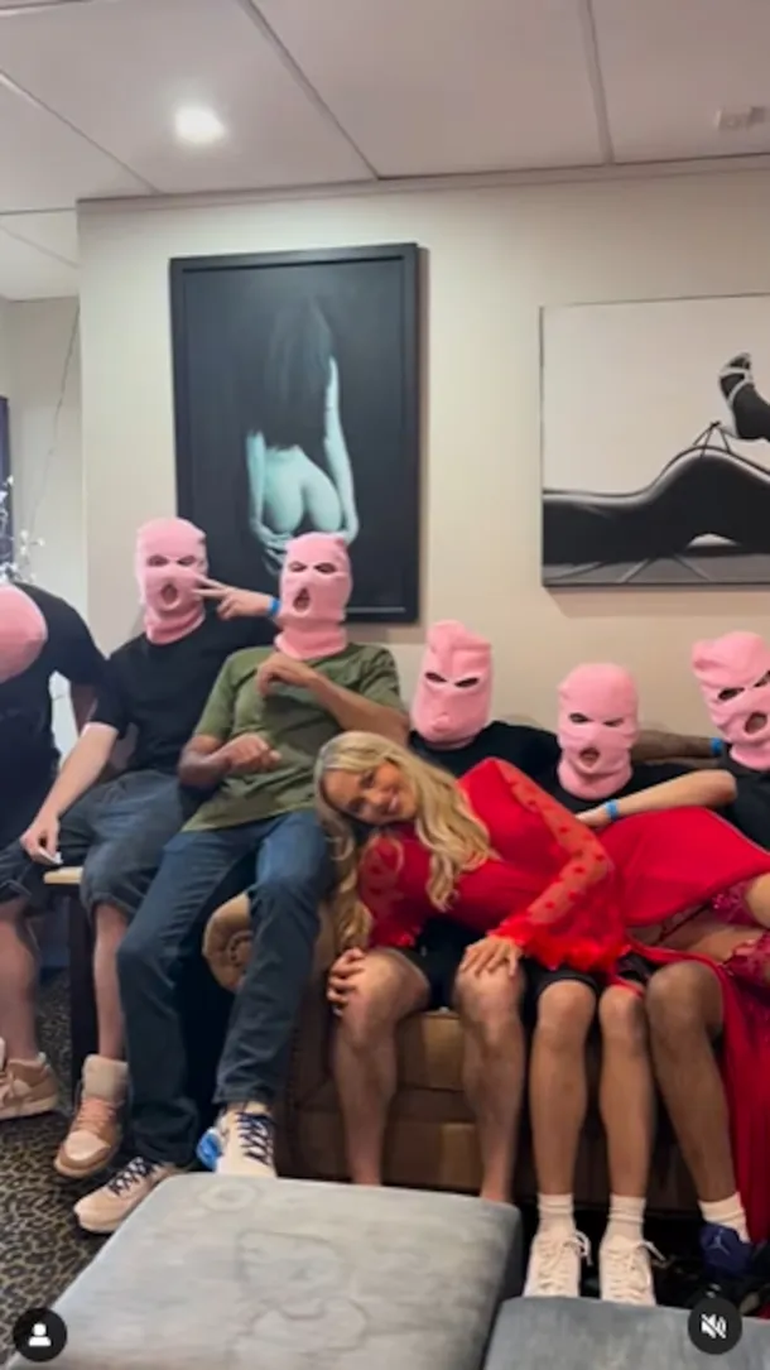 La modelo posó para sus redes sociales con los hombres con los que se acostó. La modelo posó para sus redes sociales con los hombres con los que se acostó.