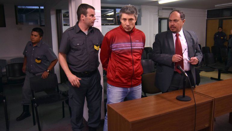 Policía golpeó a su pareja y ayudó a huir a un femicida