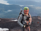 Tiene 64 años y en un mes hizo cumbre en el volcán Lanín y Domuyo