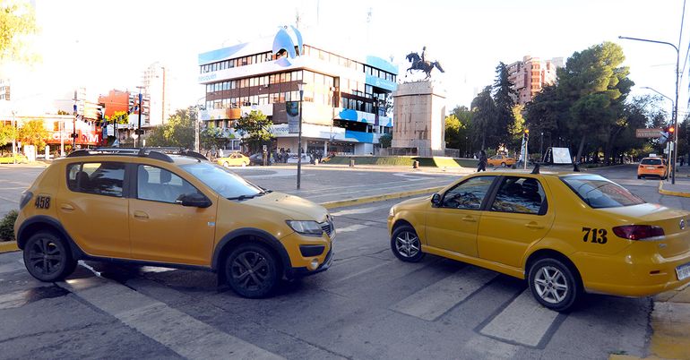 El incremento en las tarifas es tanto para los taxis como para los remisses. El incremento en las tarifas es tanto para los taxis como para los remisses.
